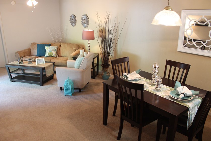 Touring Orlando Apartments: 5 W's Decorated Apartment Living Room